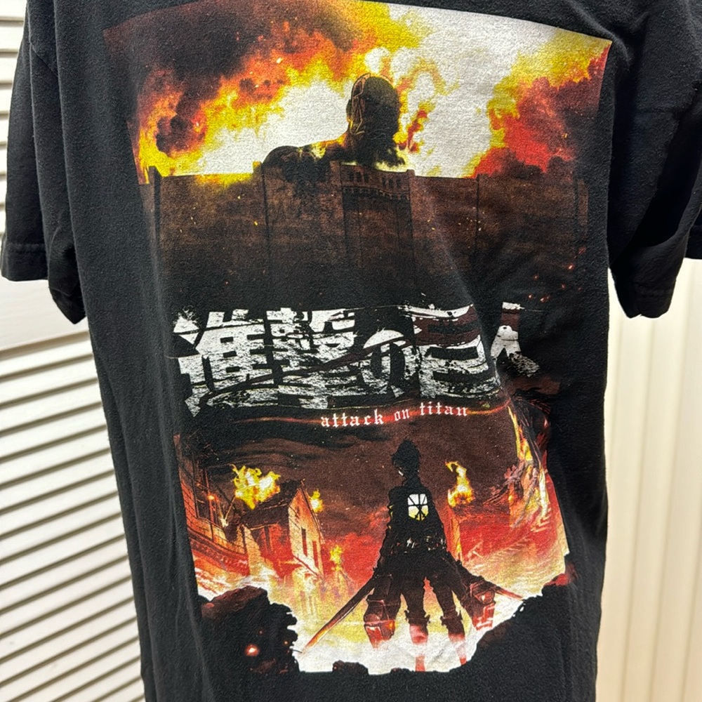 Hot Topic Attack on Titans Season 1 - 25 Episodes on back Size Large